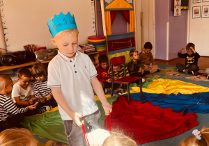 Oluś częstuje dzieci cukierkami