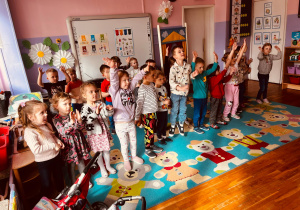 Starsze koleżanki porwały „Skrzaty” do wspólnego tańca! Na sali nie brakowało uśmiechów, ruchu i dobrej zabawy.