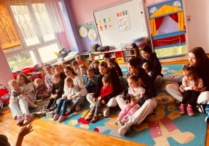 Dzieci słuchają z zaciekawieniem i ogromnym skupieniem bajkę czytaną przez Panią Beatkę.