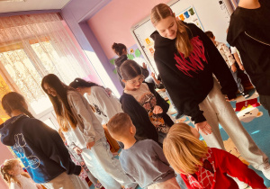 Starsze koleżanki porwały „Skrzaty” do wspólnego tańca! Na sali nie brakowało uśmiechów, ruchu i dobrej zabawy.
