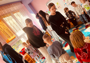 Starsze koleżanki porwały „Skrzaty” do wspólnego tańca! Na sali nie brakowało uśmiechów, ruchu i dobrej zabawy.