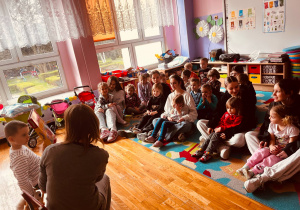 Dzieci słuchają z zaciekawieniem i ogromnym skupieniem bajkę czytaną przez Panią Beatkę.