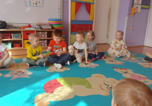 ćwiczymy chwyt pęsetowy przy pomocy klamerki