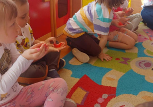 ćwiczenia logopedyczne, dmuchamy na kolorowe piórka