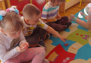 ćwiczenia logopedyczne, dmuchamy na kolorowe piórka
