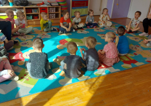 ćwiczenia logopedyczne, dmuchamy na kolorowe piórka