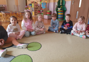 Podczas ćwiczeń buzi i języka dzieci robią zabawne miny – rozciągają usta, marszczą noski i uśmiechają się od ucha do ucha.