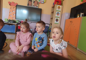 Ćwiczenia języka zamieniły się w zabawną grę – dzieci „szukały nektaru”, wystawiały język do nosa i do brody, a wszystko to przy wesołej atmosferze i pełnym zaangażowaniu.