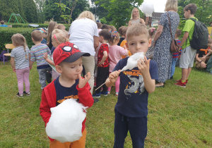 dzieci z watą cukrową w rękach