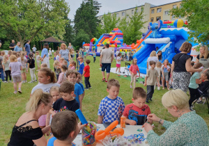 pani maluje dzieciom tatuaże