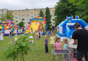 dzieci czekają w kolejce na cukrową watę