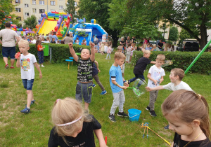 Dzieci tworzą ogromne, kolorowe bańki mydlane.