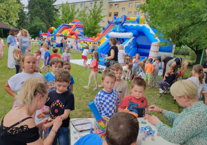 panie malują dzieciom tatuaże