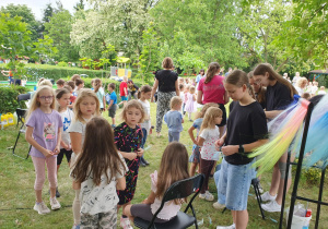 Dziewczynki z kolorowymi warkoczykami pozują do zdjęcia – każda fryzura inna, ale każda wyjątkowa