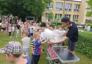 pan robi dzieciom cukrową watę