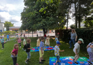 dzieci skacza na kolorowych matach