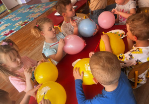 dzieci ozdabiają balony