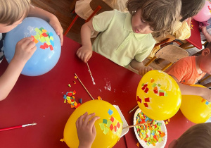 dzieci ozdabiają balony