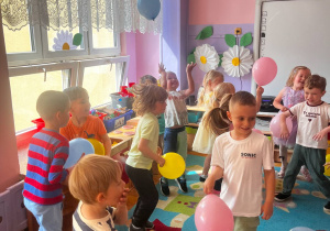zabawa z balonami