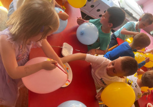 dzieci ozdabiają balony