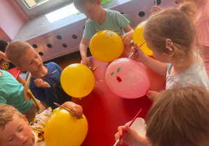 dzieci ozdabiają balony
