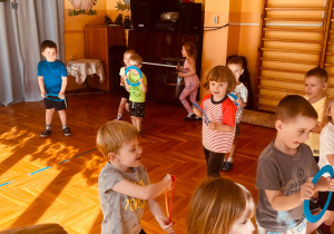 ćwiczenia gimnastyczne na sali