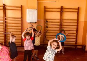 ćwiczenia z krążkami na sali gimnastycznej