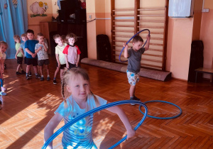 ćwiczenia gimnastyczne na sali przedszkolnej