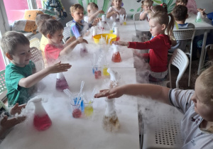 Mały naukowiec w akcji – dzieci z zachwytem obserwują dymiący pojemnik z suchym lodem