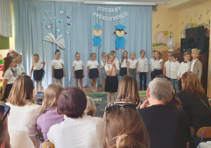 dzieci recytowały wiersze o przedszkolu, nauczycielach, wspólnych wspomnieniach i marzeniach o szkole.