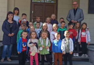 dzieci pozują do zdjęcia z Prezydentem Miasta Zduńska Wola