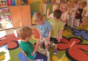 Nikodem wręcza dzieciom prezenty
