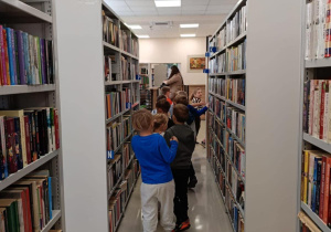 dzieci oglądają zbiory znajdujące się w bibliotece
