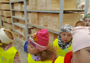 dzieci zwiedzają halę produkcyjną