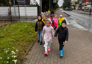 dzieci spacerują ulicą miasta