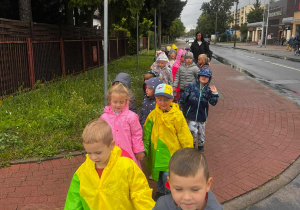 przedszkolaki spacerują