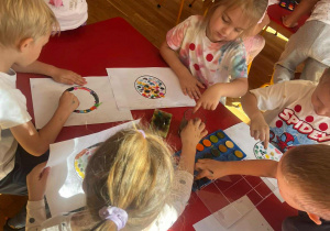 dzieci wykonują pracę plastyczną