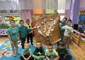 dzieci ułożyły na papierze drzewo z rolek po papierze toaletowym