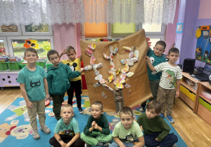 dzieci prezentują drzewo-pracę plastyczną