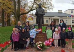 zdjęcie przed pomnikiem założyciela miasta Stefana Złotnickiego