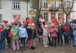 parada przedszkolaków przed urzędem miasta