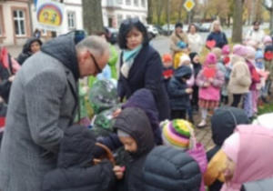prezydent miasta Zduńska Wola wręcza dzieciom upominki