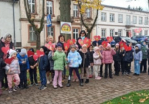 parada przedszkolaków przed urzędem miasta