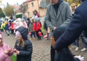 prezydent miasta Zduńska Wola wręcza dzieciom upominki