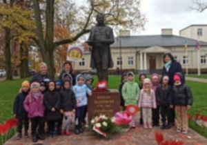 zdjęcie przed pomnikiem założyciela miasta Stefana Złotnickiego