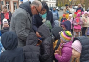 prezydent miasta Zduńska Wola wręcza dzieciom upominki