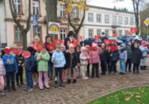 parada przedszkolaków przed urzędem miasta