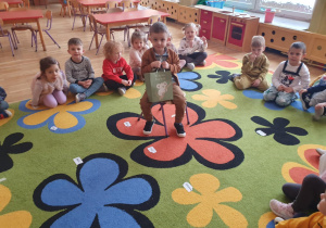 natanek trzyma torbę z cukierkami