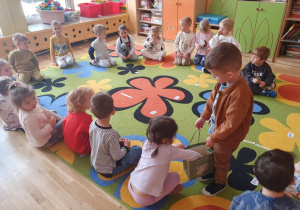 Natan częstuje dzieci cukierkami