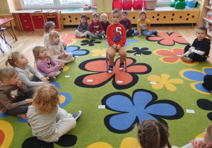 dzieci świętują urodziny Kacpra